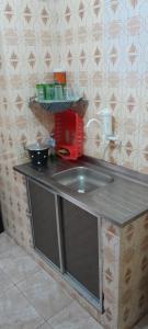 Kuchyň nebo kuchyňský kout v ubytování Casa com suíte, WiFi e churrasqueira perto da praia
