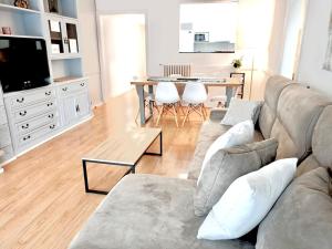 Posezení v ubytování Family-Friendly Home in Central Barcelona 4BDR