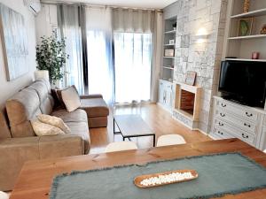 TV a/nebo společenská místnost v ubytování Family-Friendly Home in Central Barcelona 4BDR