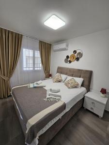 ein Schlafzimmer mit großem Bett und Fenster in der Unterkunft Cozy apartment at Thalassa Beach Resort, Northern Cyprus in Paralimni