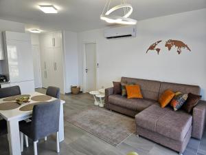 ein Wohnzimmer mit Sofa und Tisch in der Unterkunft Cozy apartment at Thalassa Beach Resort, Northern Cyprus in Paralimni