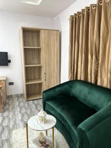 Chrispol hotel and suites休息區