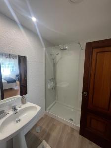 a white bathroom with a shower and a sink at Piso Super Espacioso en Cambados Centro in Cambados
