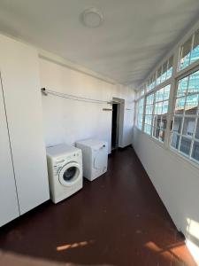 a laundry room with a washer and a washing machine at Piso Super Espacioso en Cambados Centro in Cambados +4 photos