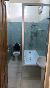 Un baño con inodoro, ducha y lavabo. en Sen Luxe Immo, en Darou Rhamane