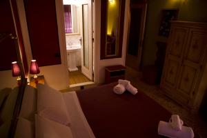 Un dormitorio con una cama con dos ositos de peluche encima. en Sultan Suites, en Palermo