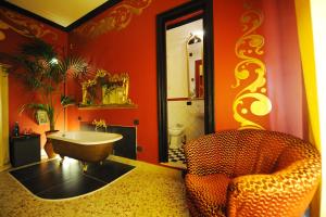 baño con bañera con patas y silla en Sultan Suites, en Palermo