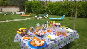 un tavolo da picnic con cibo in un cortile di B&B Borgo Minerva a Otranto