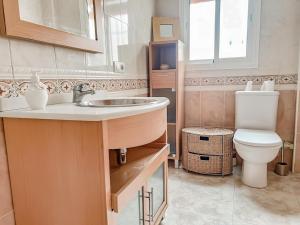 un baño con lavabo e inodoro en Dúplex Frigiliana, en Frigiliana 9 fotos más