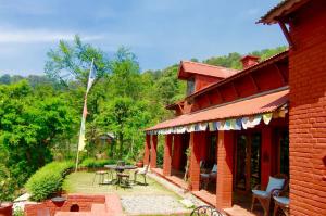 un edificio con patio arredato con tavolo e sedie di Shivapuri Heights Cottage a Kathmandu