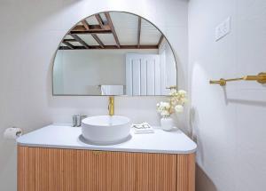 Ένα μπάνιο στο Azure Kirra - Chic Beachfront Living in Coolangatta +17 φωτογραφίες