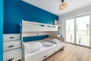 Ένα ή περισσότερα κρεβάτια σε δωμάτιο στο Chic & Cosy - Private Parking - Between Paris & DisneyLand - 5min TrainStation, Big Mall
