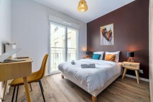Ένα ή περισσότερα κρεβάτια σε δωμάτιο στο Chic & Cosy - Private Parking - Between Paris & DisneyLand - 5min TrainStation, Big Mall