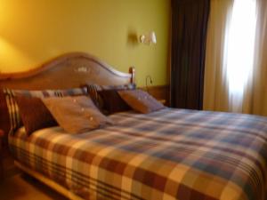 Petit Hotel tesisinde bir odada yatak veya yataklar