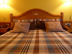 Una cama o camas en una habitación de Petit Hotel
