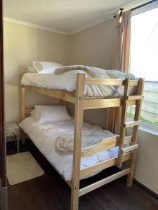 オソルノにあるCasa Eppleの窓のある部屋に二段ベッドが2つある +1枚の写真