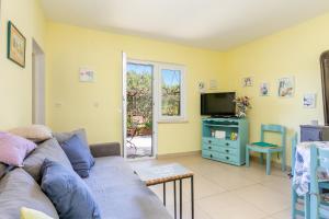 TV a/nebo společenská místnost v ubytování Seaside holiday house Okrug Donji, Ciovo - 2403