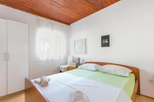 Postel nebo postele na pokoji v ubytování Seaside holiday house Okrug Donji, Ciovo - 2403
