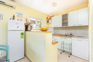 Kuchyň nebo kuchyňský kout v ubytování Seaside holiday house Okrug Donji, Ciovo - 2403