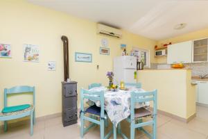 Kuchyň nebo kuchyňský kout v ubytování Seaside holiday house Okrug Donji, Ciovo - 2403