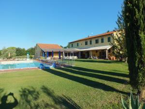 Bazén v ubytovaní Agriturismo San Martino alebo v jeho blízkosti