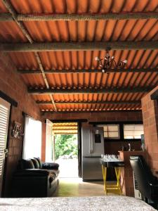 a kitchen and living room with a wooden ceiling at Rancho Primor in Bemposta