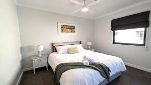 a bedroom with a bed with a teddy bear on it at City Apartment 2xfree parking - Pool - Gym Wi-Fi in Perth
