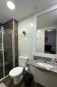 ein Badezimmer mit Toilette, Waschbecken und Dusche in der Unterkunft Porto Real Resort Suites apt Califórnia in Mangaratiba