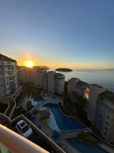 Blick auf ein Resort mit Pool und Meer in der Unterkunft Porto Real Resort Suites apt Califórnia in Mangaratiba