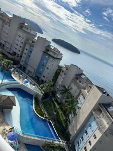 eine Luftaufnahme eines Resorts mit Swimmingpool in der Unterkunft Porto Real Resort Suites apt Califórnia in Mangaratiba + 32 Fotos
