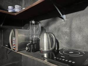 una encimera de cocina con licuadora en un estante en Castle of Vibes - Hostel, en Río de Janeiro 17 fotos más