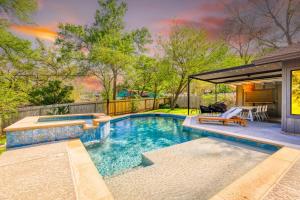 オースティンにあるSpacious ATX Escape, 4BR, Pool, Mins to Zilkerのスイミングプール(テーブル、ベンチ付)