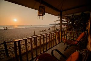 a view of the beach at sunset from a restaurant at Jardim a Mar in Agonda