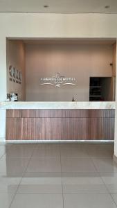 a restaurant with a counter in a building at ABERDEEN HOTEL DOLORES HIDALGO in Dolores Hidalgo