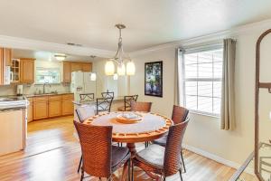 Kuchyň nebo kuchyňský kout v ubytování Walk to Lake Istokpoga Lorida Home with Boat Dock