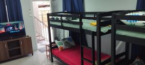 Santa Rosaにある4 to 6 Pax accommodation - Unit 4の二段ベッド2台とテレビのある部屋