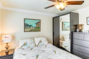 Postel nebo postele na pokoji v ubytování Walk to Lake Istokpoga Lorida Home with Boat Dock