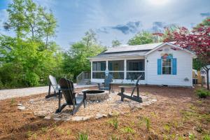 Κήπος έξω από το Dogs Allowed - Private Home with hot tub and fire pit