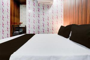 Postel nebo postele na pokoji v ubytování Hotel Amma bhau residency Lokhandwala Complex Andheri west Mumbai