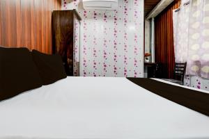 Postel nebo postele na pokoji v ubytování Hotel Amma bhau residency Lokhandwala Complex Andheri west Mumbai