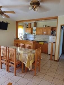 cocina con mesa, sillas y mesa en Casa en complejo termal, en María Grande