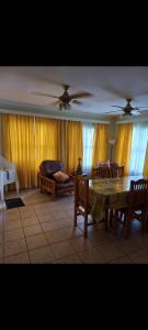 una sala de estar con una mesa y un sofá en Casa en complejo termal, en María Grande