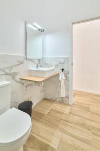 a bathroom with a toilet and a sink at Hasta para 6 viajeros, Luz Natural Cocina Equipada in Algeciras