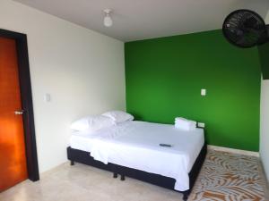 Un pat sau paturi într-o cameră la Hotel OK El Edén Tocaima