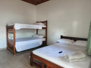 Un pat sau paturi într-o cameră la Hotel OK El Edén Tocaima
