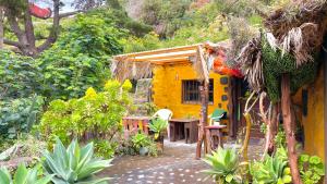 a yellow house with a table in front of it at Studio Mazo La Habitación in Lodero