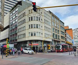 un semáforo en una ciudad con un edificio en Apartment in La Candelaria, en Bogotá