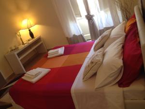 1 dormitorio con 1 cama con una manta colorida en Don Mico 'Case Vacanze', en Riposto