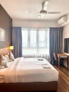 怡保Sunway Onsen Signature Themepark Suites with Hotspring by IWH Suites的卧室里有一张带蓝色窗帘的大床 更多37张照片