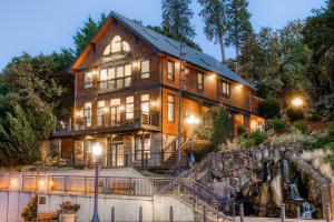 胡德里弗Horsefeathers Hotel的一座带楼梯的大型木屋